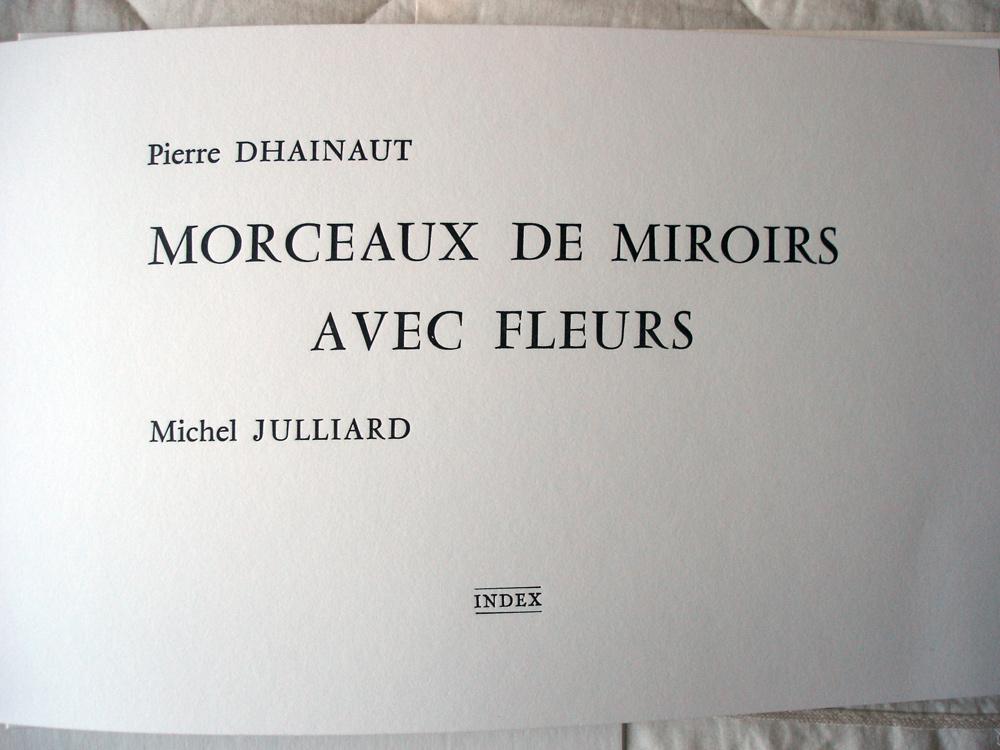 Morceaux de miroirs avec fleurs