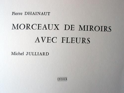 Morceaux de miroirs avec fleurs